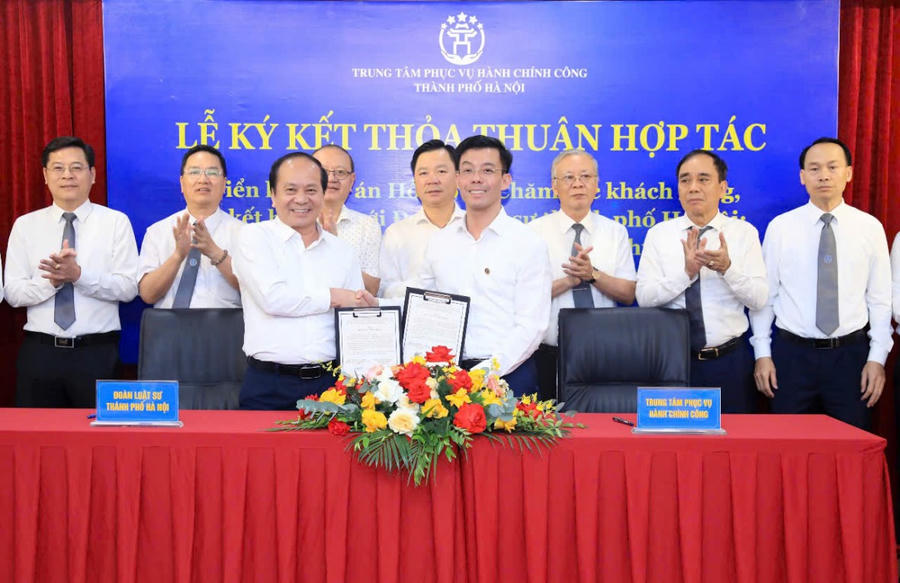 Lễ ký kết hợp tác hỗ trợ pháp lý giữa Đoàn Luật sư TP Hà Nội và Trung tâm phục vụ Hành chính công TP Hà Nội (ảnh: Đoàn LSHN).