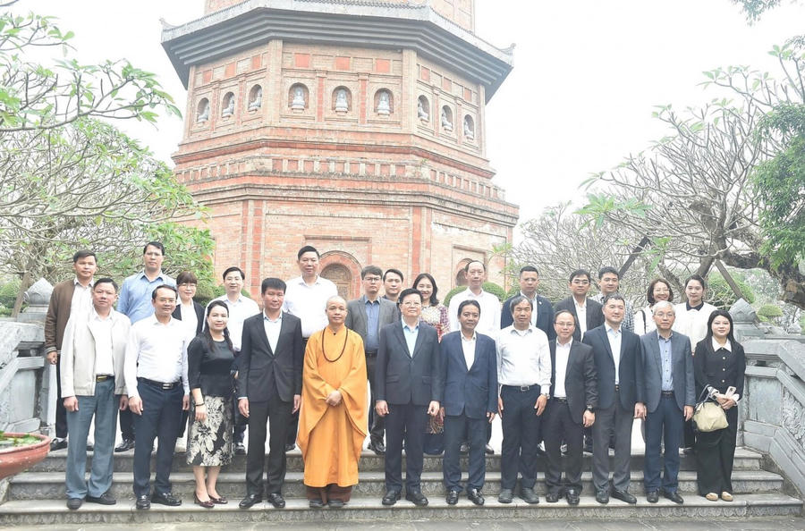 Phó Thủ tướng cùng các đại biểu tham quan chùa Bái Đính - Ảnh: VGP/Giang Thanh.