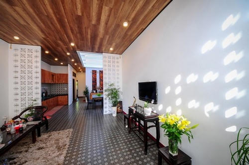 Ánh sáng rọi như những ô gạch hoa thông gió không chỉ mang đến cho ngôi nhà ánh sáng mà còn mang đến sự độc đáo và biến đổi ấn tượng.