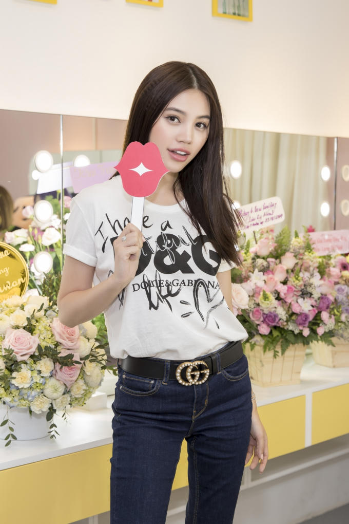 Angela Phương Trinh xinh đẹp khó cưỡng đến chúc mừng chuyên gia trang điểm Hiwon