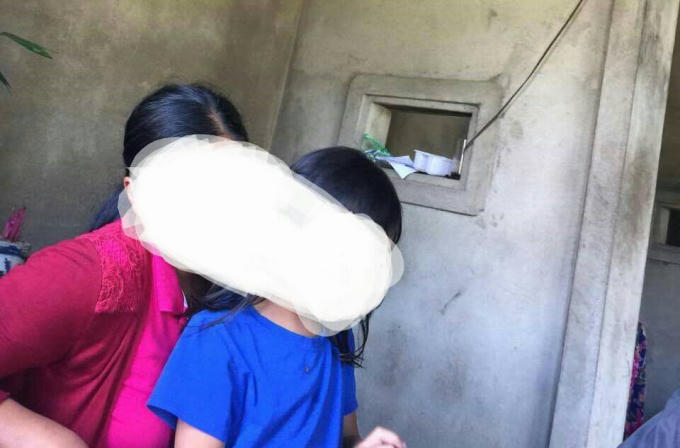 Mẹ cháu A. đang ngồi ôm cháu kể lại sự việc với PV.