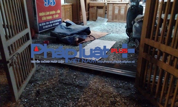 Những ngôi nhà phía đối diện cũng bị vỡ nát.