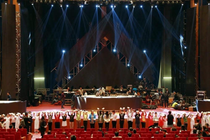 H&agrave;ng trăm em nhỏ CLB Ngọc Trai Việt tham gia phụ họa cho tiết mục của Lệ Quy&ecirc;n.