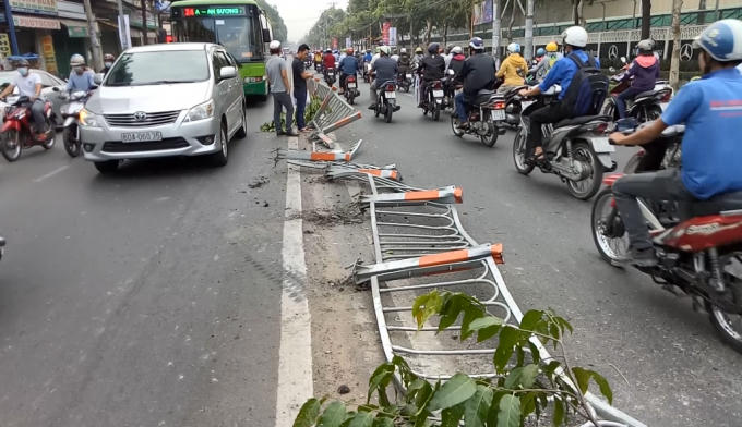 Hàng loạt dải phân cách đổ xuống đường sau khi bị xe bồn tông vào