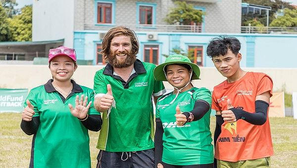 James Owens cùng với xác huấn luyện viên chương trình ChildFund Pass It Back.