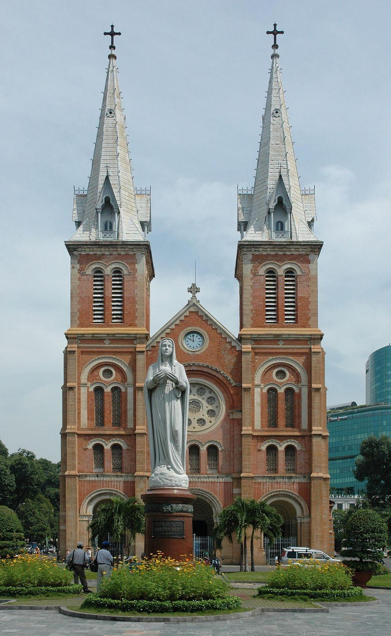 Hình ảnh cây Thánh giá trở biểu tượng của đạo Thiên Chúa.