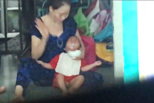 Những bữa ăn "đầy nước mắt" của các cháu bé. Ảnh cắt từ clip.