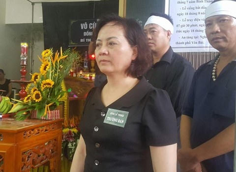 Chủ tịch tỉnh Yên Bái, bà Phạm Thị Thanh Trà, Trưởng ban Lễ tang ông Phạm Duy Cường cũng không giấu nổi nỗi buồn.