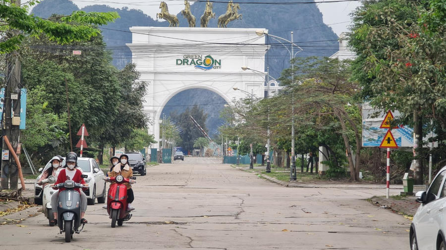 Dự án khu đô thị Green Dragon City mượn đường phục vụ thi công “trả lại” đường hỏng cho dân.