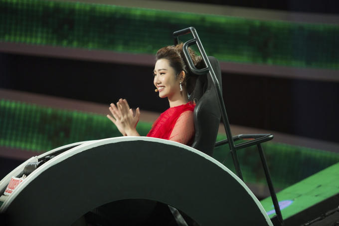 Thúy Ngân, Angela Phương Trinh đùa giỡn nhắng nhít khi đi quay gameshow