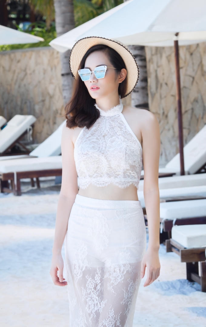 Còn với chiếc quần short trắng, bên ngoài phủ một lớp ren, trên là chiếc áo ren cổ yếm điệu đà và vô cùng sexy, bạn có thể lựa chọn trang phục này khi đi ăn hay đi dạo với bạn bè.