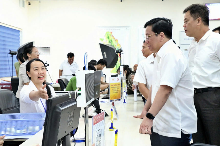 Chủ tịch UBND tỉnh An Giang Hồ Văn Mừng kiểm tra hoạt động tại Trung tâm Phục vụ hành chính công đặc khu Phú Quốc