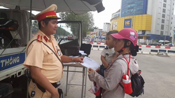 Lực lượng chức năng hỗ trợ 2 mẹ con chi Linh chi phí để về quê.