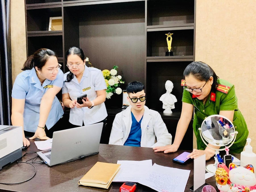 Đoàn kiểm tra tại phòng khám.