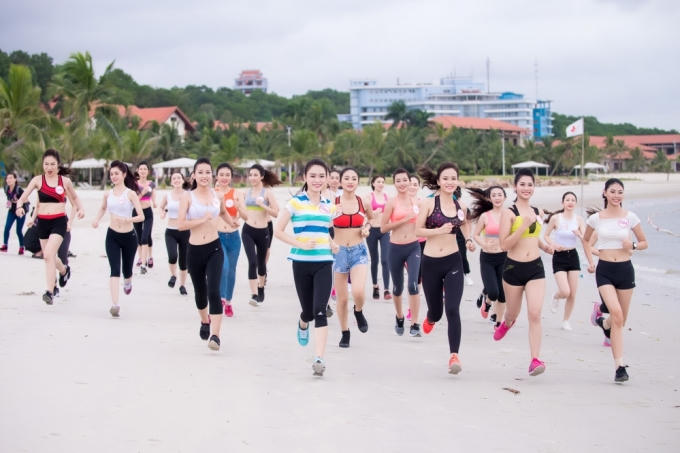 Thí sinh HHVN thích thú khi được sư tử biển hôn má