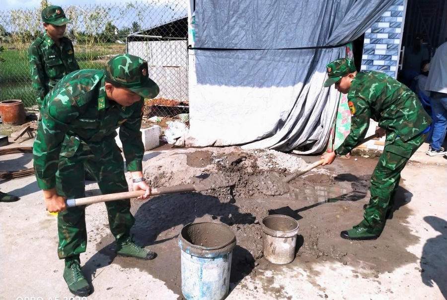 Giúp những hộ dân có hoàn cảnh khó khăn, sửa chữa các căn nhà xuống cấp.
