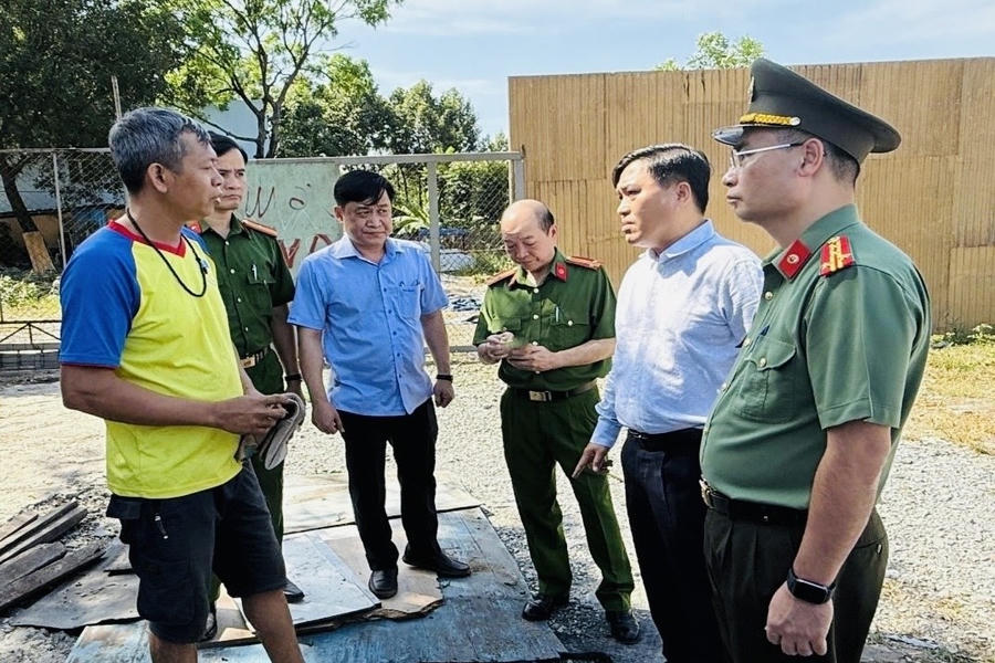 Bí thư Thành ủy Biên Hòa Hồ Văn Nam và Đại tá Nguyễn Mạnh Toàn, Phó Giám đốc Công an tỉnh Đồng Nai trực tiếp tuyên truyền, vận động Nhân dân đồng thuận bàn giao mặt bằng thi công dự án.