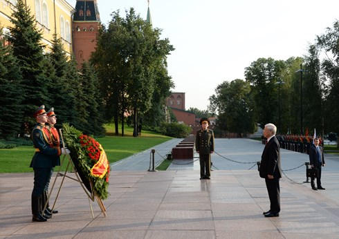 Tổng Bí thư Nguyễn Phú Trọng và Đoàn Đại biểu cấp cao Việt Nam đã đến đặt hoa tại Mộ Chiến sĩ Vô danh bên tường Điện Kremlin.