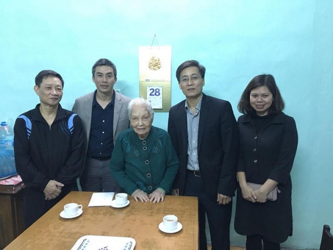 Thứ trưởng Bộ Tư pháp Nguyễn Khánh Ngọc thăm hỏi gia đình cố Bộ trưởng Phan Hiền.