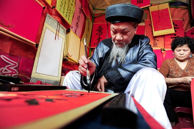 Đầu xu&acirc;n nhộn nhịp xin chữ cầu may