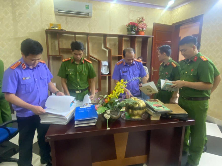 Thi hành lệnh khám xét nơi ở của 2 đối tượng - Ảnh an Thanh Hóa.