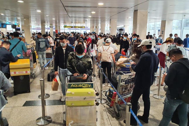 24 tháng Chạp, biển người chen chân về quê ăn Tết ở sân bay Tân Sơn Nhất ảnh 10