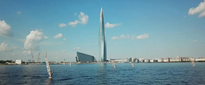 Dự án được khởi công năm 2012. Tòa nhà 87 tầng có phần chóp bao gồm đài quan sát và nhà hàng, mang lại cho du khách cảnh tượng cực kỳ ngoạn mục về Vịnh Phần Lan.