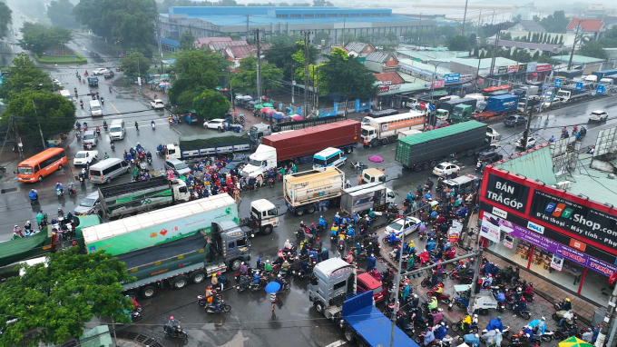 Ngã tư Quốc lộ 51 giao với trục đường vào KCN Mỹ Xuân A2 và B1 tắc nghẽn nghiêm trọng