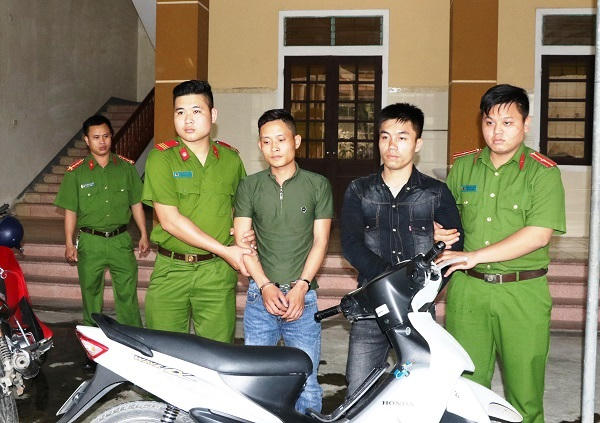 2 đối tượng cùng tang vật tài CQĐT. (Ảnh: báo Doanh nhân và pháp luật)