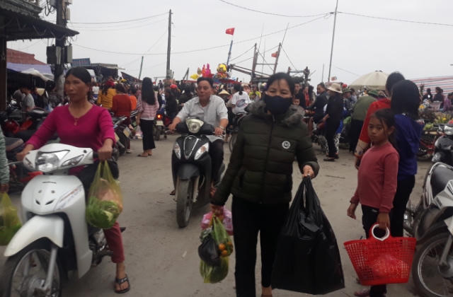 Rộn ràng phiên chợ nơi