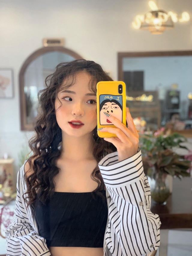 Cô nàng gây ấn tượng bởi mái tóc xù và gu thời trang cực chất.