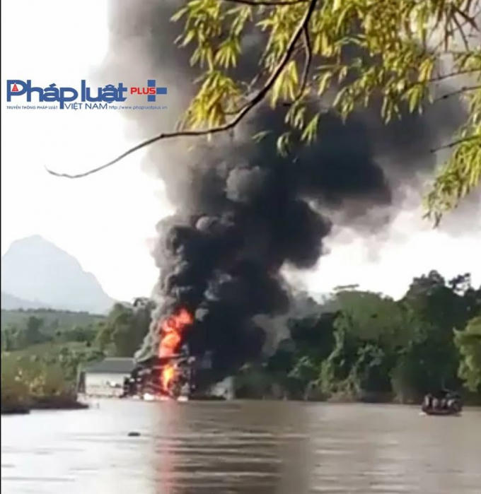 Khói lửa ngút trời bốc lên từ tàu cuốc.