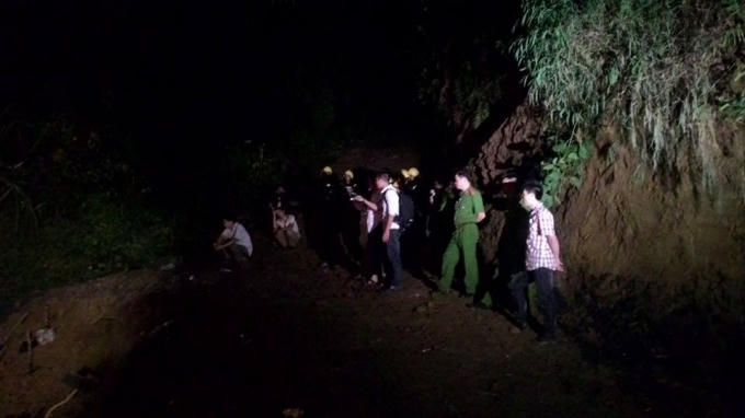 Sự việc thu hút sự quan tâm của báo chí               Máy xúc cũng đã được đưa tới hiện trường để trợ giúp công tác cứu hộ                                                                                                                                                          Hoàng Dương - Trường Sơn