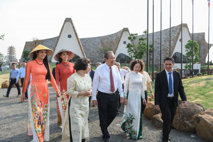 Hoa hậu, Á hậu đón Phó Thủ tướng thường trực Trương Hòa Bình tại Bảo tàng thế giới cà phê