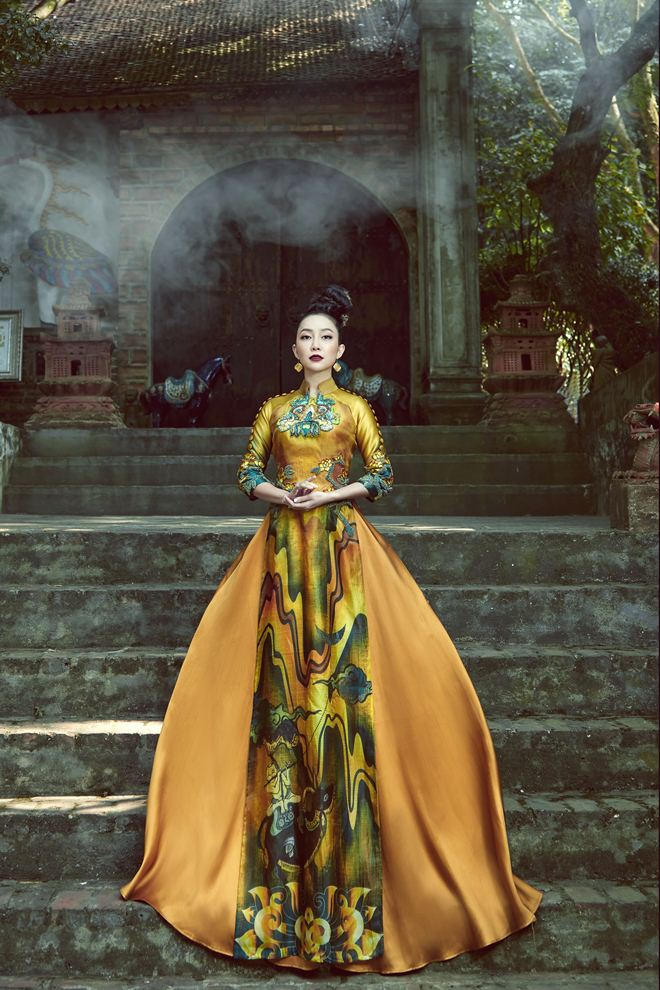 La Sen Vũ đem hoạ tiết trâu vàng lên tà áo dài