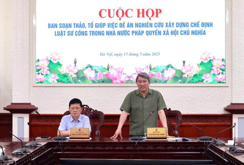 Bộ trưởng Nguyễn Hải Ninh phát biểu tại cuộc họp Ban soạn thảo, Tổ giúp việc Đề án nghiên cứu xây dựng chế định Luật sư công trong Nhà nước pháp quyền XHCN. (Ảnh: Tường Minh)