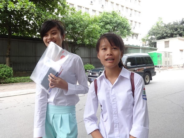Em Lê Thị Miền, một trong những thí sinh kết thúc bài thi của mình sớm nhất chia sẻ: "Em chủ đích thi khối C nên môn toán em chỉ cần cố gắng làm bài trong khả năng của mình. Em làm được khoảng 60% đề thi, và dự tính sẽ được khoảng 5 điểm là thấp nhất".