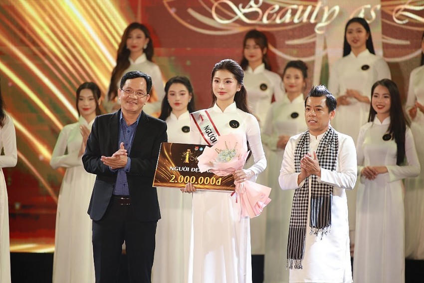 Người đẹp Áo dài Trần Thị Khánh Linh.