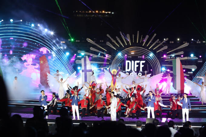 Các tiết mục nghệ thuật được dàn dựng công phu để phù hợp với chủ đề của lễ hội.