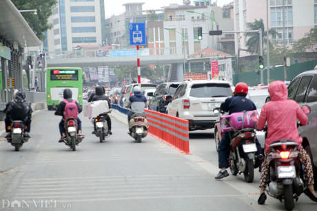 Lối vào đoạn đường có dải phân cách màu đỏ.