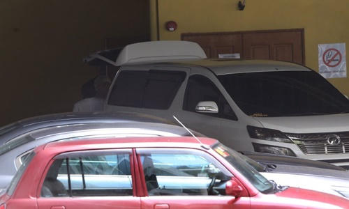 Thi hài người nghi là Kim Jong-nam được chuyển đi trên một chiếc Toyota Vellfire màu trắng. (Ảnh: NST)