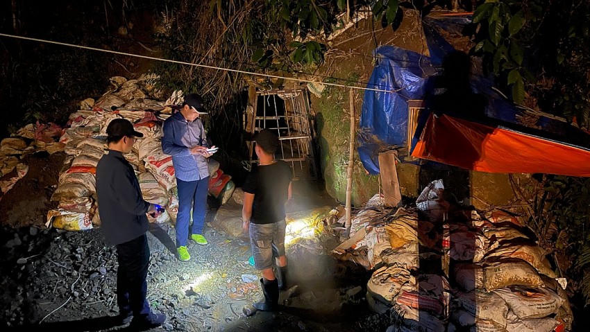 Các đối tượng rào khóa cửa hang và cử người canh gác nhằm đối phó với lực lượng chức năng.