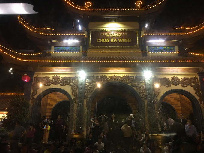 Chùa Ba Vàng về đêm vẫn thu hút một lượng lớn du khách về hành hương.