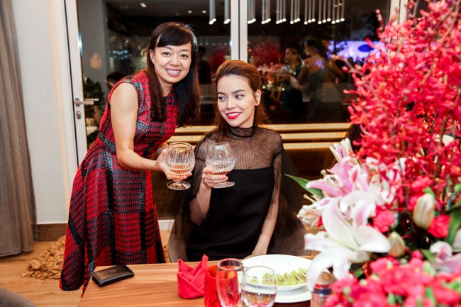 Hồ Ngọc Hà được bà Hoàng Anh - TGĐ Công ty Pernod Ricard Việt Nam, đại diện thương hiệu Martell thăm hỏi và mời thưởng thức những ly rượu thượng hạng tuyệt tác của thời gian (Ảnh: Khoa Nguyễn D.K)