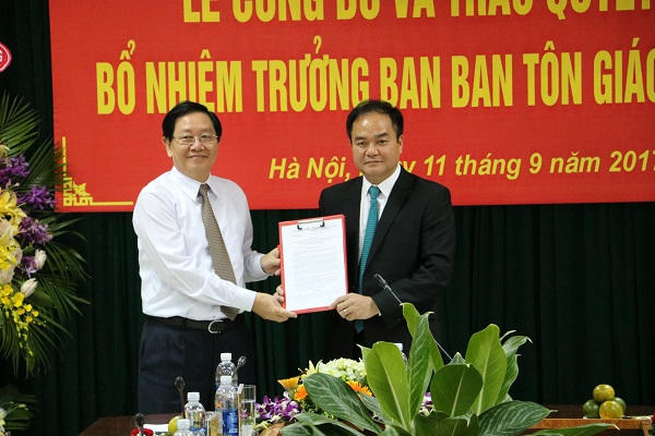Bộ trưởng Bộ Nội vụ trao Quyết định bổ nhiệm.