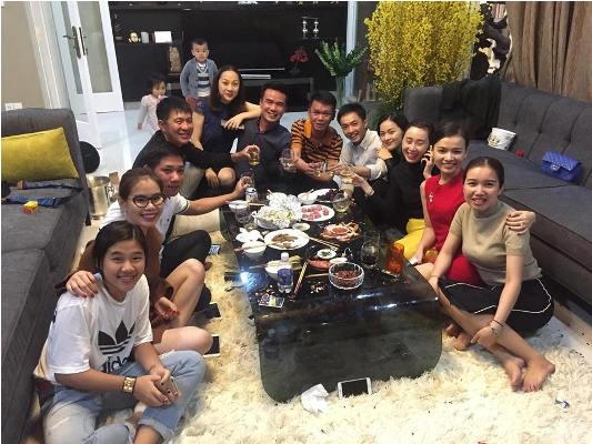 Cả 2 luôn quấn quýt bên nhau không rời trong suốt bữa tiệc. Ảnh: facebook.