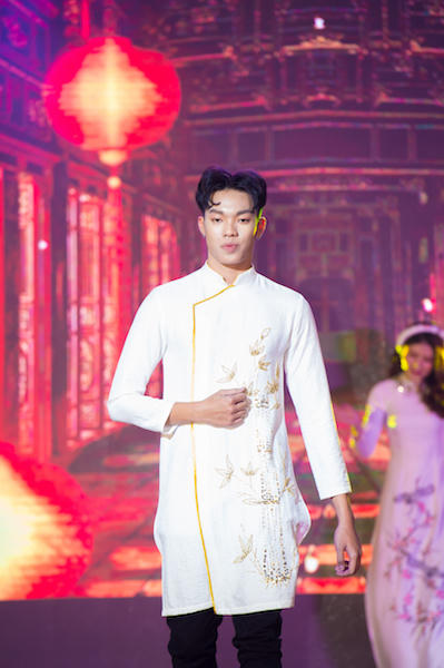 Áo dài Thanh Trúc được thể hiện bởi thí sinh Điền Đức Nam.