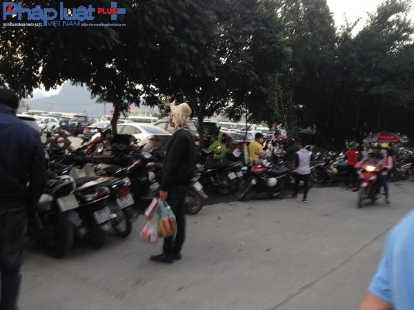 Hầu hết các khu vực để xe đã kín phương tiện. Một số cơ sở đã tranh thủ cơ hội nâng giá các loại dịch vụ.