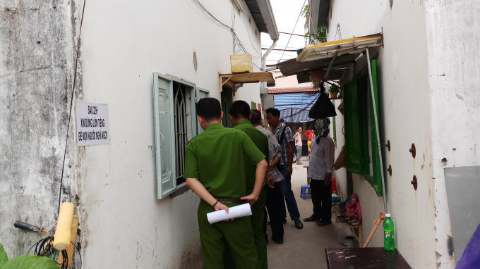 Công an khám nghiệm hiện trường. (Ảnh minh họa: PLO)