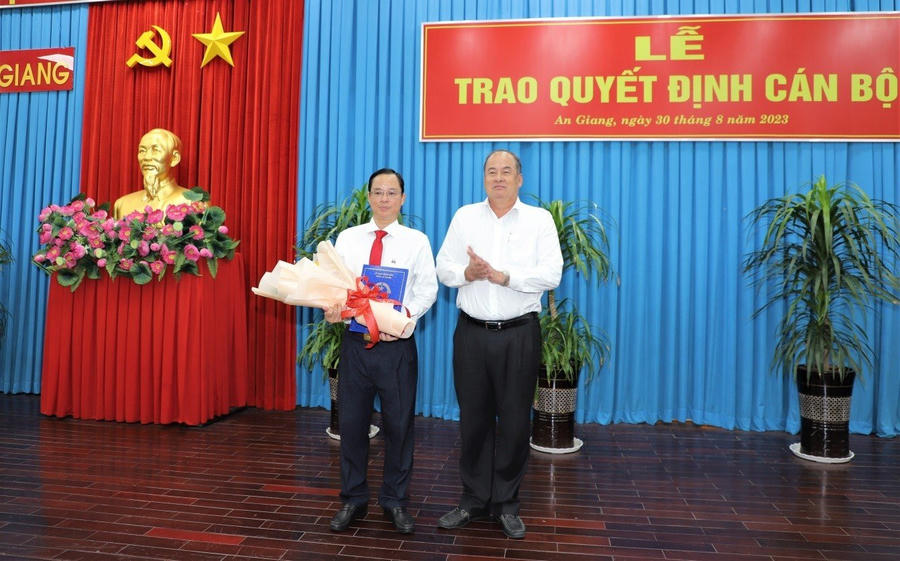 Chủ tịch UBND tỉnh An Giang Nguyễn Thanh Bình trao quyết định bổ nhiệm cho ông Thái Minh Hiển. Ảnh: A.H